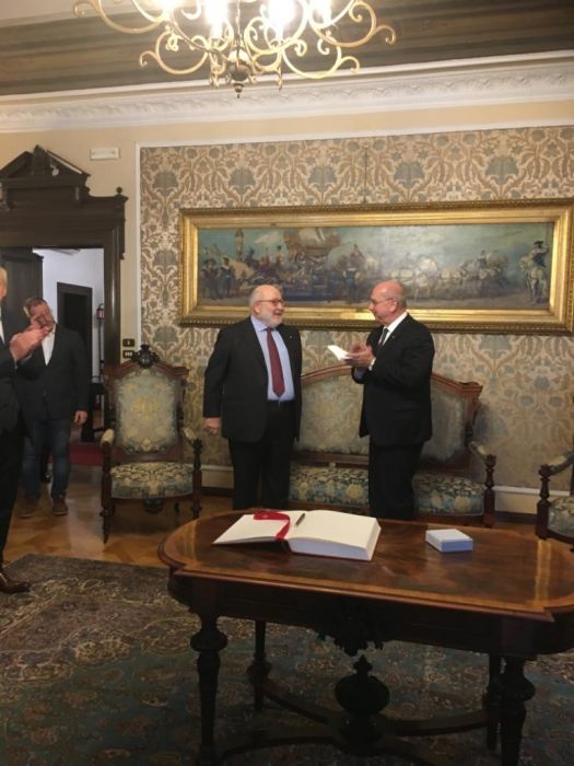 Mayor of Trieste confers symbol of city of Trieste on former SG Caracciolo di Vietri (Trieste, 27 Nov. 2019)